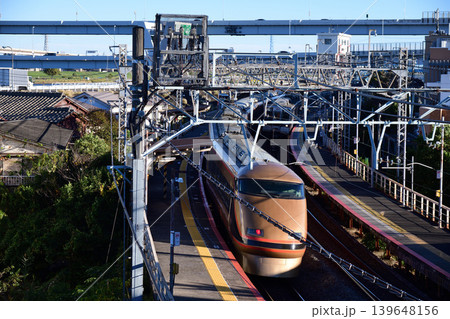 堀切駅を通過する東武鉄道スペーシア 堀切駅を通過する東武鉄道スペーシア 139648156
