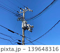 街中に張り巡らされた電線、電柱と柱上変圧器（ポールトランス） 139648316