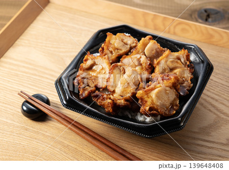 木製トレーに置かれたテイクアウトの「とりめし」 鶏照り焼き弁当 箸付き コピースペース 木製トレーに置かれたテイクアウトの「とりめし」 鶏照り焼き弁当 箸付き コピースペース 139648408