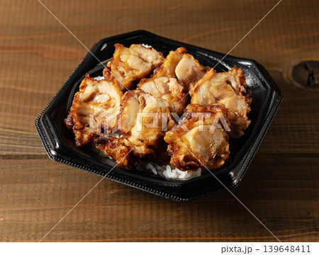 木目調のテーブルに置かれたテイクアウトの「とりめし」 鶏照り焼き弁当 木目調のテーブルに置かれたテイクアウトの「とりめし」 鶏照り焼き弁当 139648411