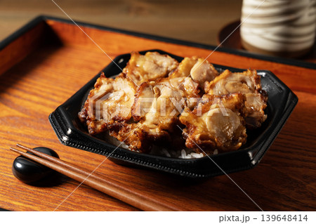 木製トレーに載ったテイクアウトの「とりめし」 鶏照り焼き弁当 箸と湯呑み 木製トレーに載ったテイクアウトの「とりめし」 鶏照り焼き弁当 箸と湯呑み 139648414