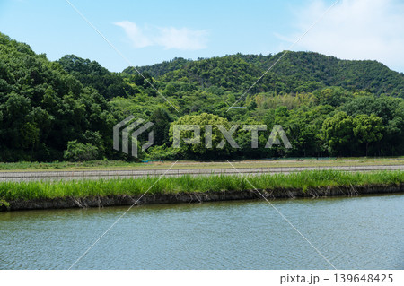 豊かな自然とため池のある田舎風景 山並みと新緑 農業・環境イメージ 139648425