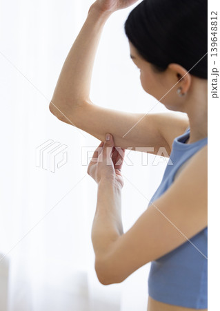 二の腕をつまむヨガウェアを着た日本人女性 139648812