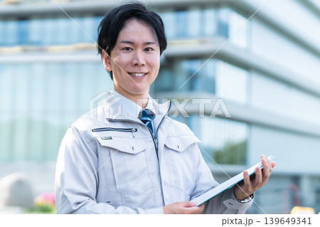 若い現場監督のポートレート 作業着にネクタイ 清潔感 建設 不動産 30代 若い現場監督のポートレート 作業着にネクタイ 清潔感 建設 不動産 30代 139649341
