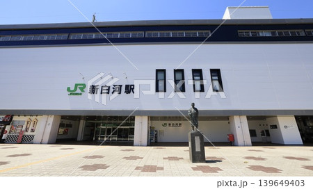 JR東北線の新白河駅、東口から見た駅舎で松尾芭蕉の銅像が設置されている 139649403