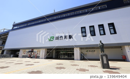 JR東北線の新白河駅、東口から見た駅舎で松尾芭蕉の銅像が設置されている JR東北線の新白河駅、東口から見た駅舎で松尾芭蕉の銅像が設置されている 139649404