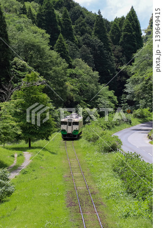 初夏の房総を走る小湊鉄道と新緑の森_タテ位置 初夏の房総を走る小湊鉄道と新緑の森_タテ位置 139649415