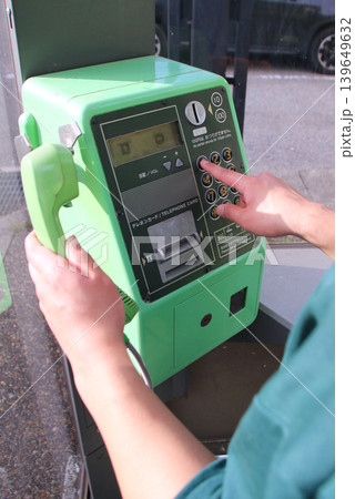 初めて公衆電話を使用する子供 初めて公衆電話を使用する子供 139649632