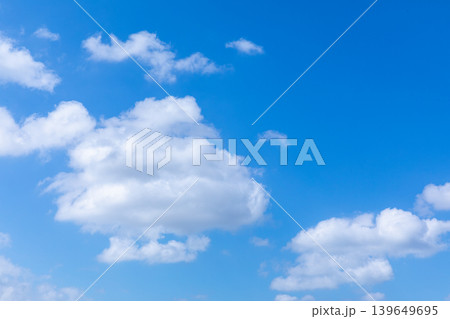 中央にまとまった積雲が浮かぶ晴れた青空 中央にまとまった積雲が浮かぶ晴れた青空 139649695