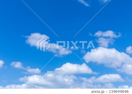 下部に雲の帯が広がり上部に青空が広がる夏の空 下部に雲の帯が広がり上部に青空が広がる夏の空 139649696