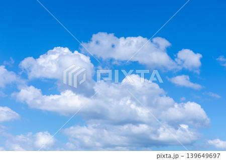 青空に広がる層状の積雲と夏の空 139649697