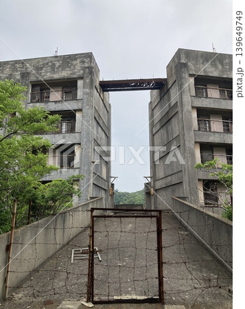 旧炭鉱住宅の遺構 立ち入り禁止の有刺鉄線 139649749