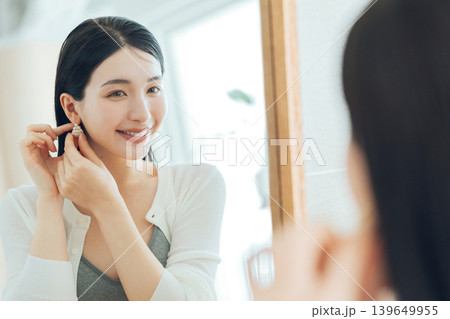 ピアスをつける女性 139649955