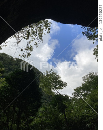 上色見熊野座神社の穿戸岩から見上げる空 139650225