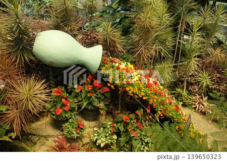 熱帯植物の森に咲く花のアーチ 139650323