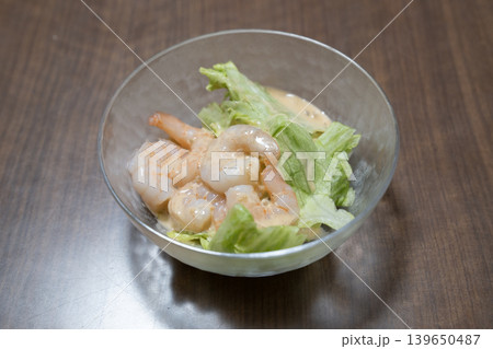レタスとエビのサラダ レタスとエビのサラダ 139650487