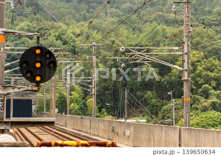 山間部を走る鉄道高架線路と信号設備(中継信号機) 日本の鉄道インフラ風景 山間部を走る鉄道高架線路と信号設備(中継信号機) 日本の鉄道インフラ風景 139650634