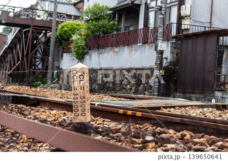 住宅街の側を走る鉄道路線とレールの接写風景｜都市インフラと地域交通イメージ 139650641