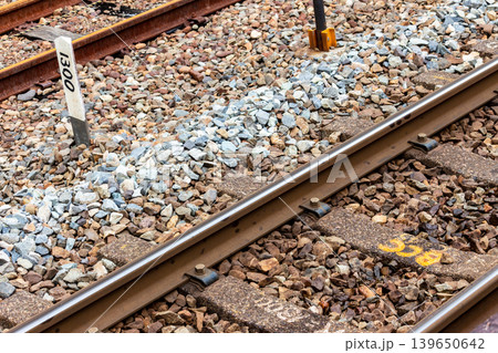 鉄道の安全運行を支える線路設備とバラスト軌道のクローズアップ 鉄道の安全運行を支える線路設備とバラスト軌道のクローズアップ 139650642