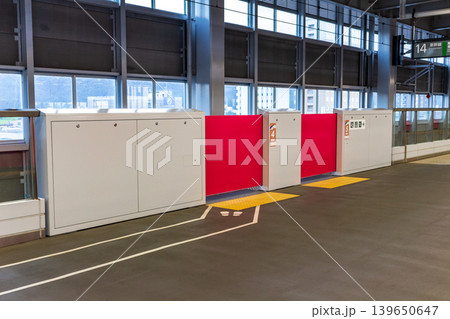 北陸新幹線 上越妙高駅のホームドア(可動式ホーム柵) 安全対策設備 北陸新幹線 上越妙高駅のホームドア(可動式ホーム柵) 安全対策設備 139650647
