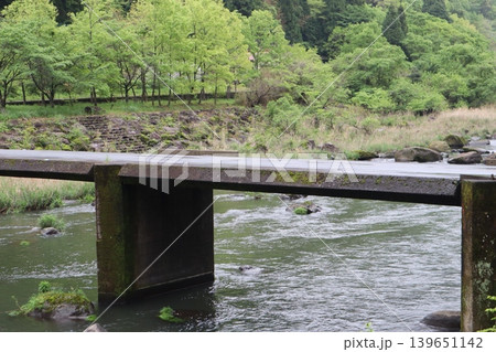 大分県の川に架かる沈下橋 139651142