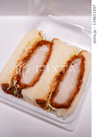 ボリューム満点のジューシーなカツサンド、日本のランチ・惣菜 ボリューム満点のジューシーなカツサンド、日本のランチ・惣菜 139651897