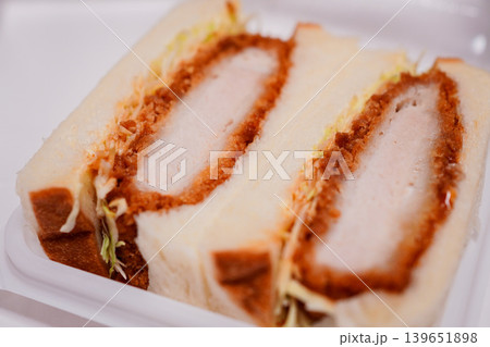 厚切りトンカツと千切りキャベツのサンドイッチ（カツサンド）の断面 139651898