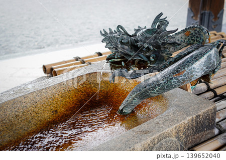 日本の神社にある龍の彫刻の手水舎と清らかな水 日本の神社にある龍の彫刻の手水舎と清らかな水 139652040