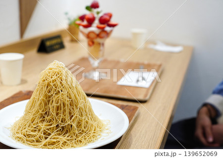 カフェで楽しむ贅沢なスイーツ 高くそびえ立つ糸形モンブランといちごパフェ カフェで楽しむ贅沢なスイーツ 高くそびえ立つ糸形モンブランといちごパフェ 139652069
