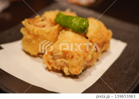京湯葉の春巻き揚げ 断面のクローズアップ ししとうを添えて 京湯葉の春巻き揚げ 断面のクローズアップ ししとうを添えて 139653063