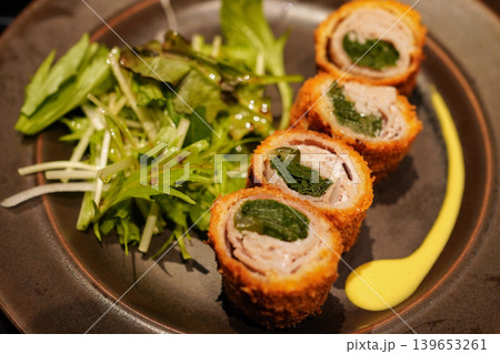 京野菜・九条ネギの豚肉巻きカツ 断面のクローズアップ 京野菜・九条ネギの豚肉巻きカツ 断面のクローズアップ 139653261