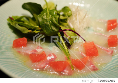新鮮な鯛の薄造りとグレープフルーツのサラダ仕立て 和風カルパッチョ 新鮮な鯛の薄造りとグレープフルーツのサラダ仕立て 和風カルパッチョ 139653263