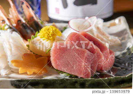 新鮮なマグロ刺身のアップ・脂の乗った赤身の食材 139653979