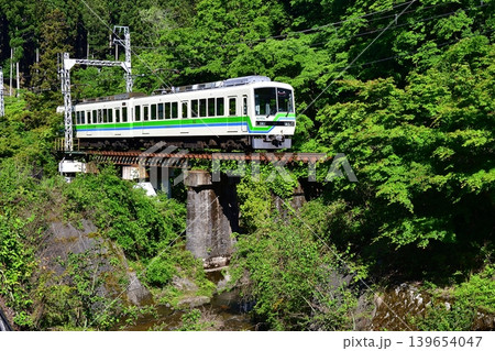 鉄道　列車　京都　叡山電鉄　えいでん　洛北　鞍馬　貴船　新緑　初夏　河川　鉄橋　 139654047