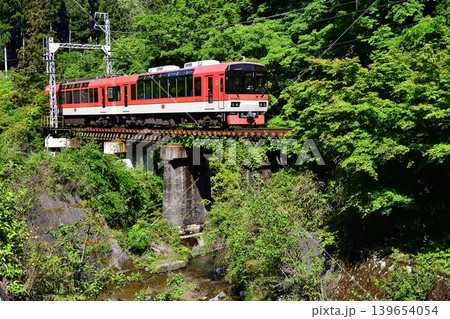 鉄道　列車　京都　叡山電鉄　えいでん　洛北　鞍馬　貴船　新緑　初夏　河川　鉄橋　 139654054