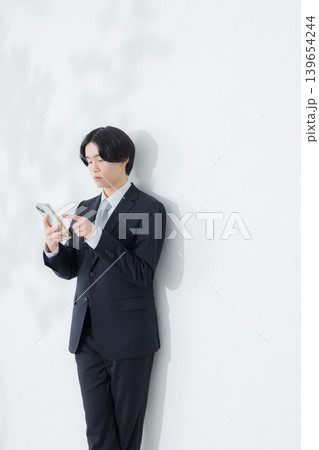スマホを使うビジネスマン 139654244