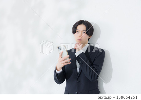 スマホを使うビジネスマン 139654251