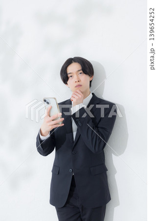 スマホを使うビジネスマン 139654252