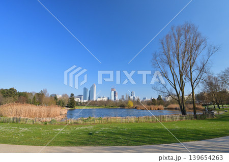 パリ郊外のアンドレ・マルロー公園と遠景のビル群 フランス都市風景（2022年3月7日） 139654263