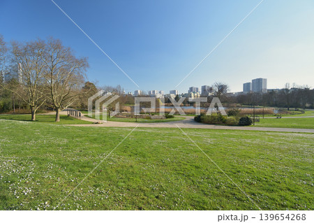 パリ郊外のアンドレ・マルロー公園と遠景のビル群 フランス都市風景(2022年3月7日) パリ郊外のアンドレ・マルロー公園と遠景のビル群 フランス都市風景(2022年3月7日) 139654268