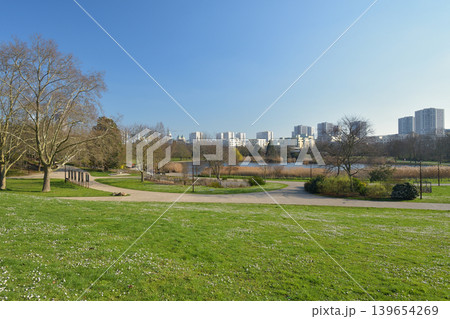 パリ郊外のアンドレ・マルロー公園と遠景のビル群 フランス都市風景(2022年3月7日) パリ郊外のアンドレ・マルロー公園と遠景のビル群 フランス都市風景(2022年3月7日) 139654269