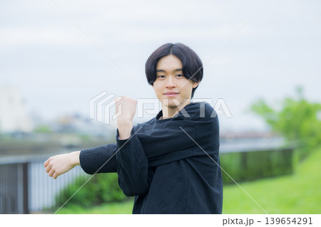 ランニングする若い男性 ランニングする若い男性 139654291