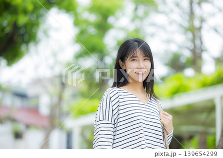 屋外を歩く女性 139654299