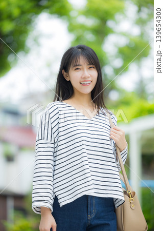 屋外を歩く女性 屋外を歩く女性 139654300