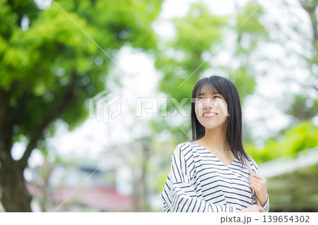 屋外を歩く女性 139654302