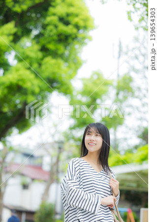 屋外を歩く女性 139654303