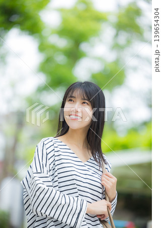 屋外を歩く女性 139654304
