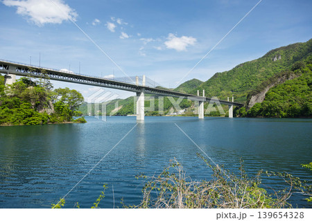 初夏の八ッ場あがつま湖 八ッ場林ふるさと公園より見る不動大橋 初夏の八ッ場あがつま湖 八ッ場林ふるさと公園より見る不動大橋 139654328