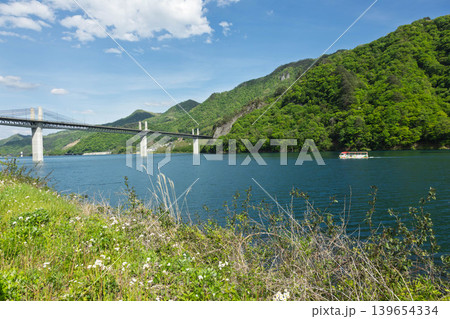 初夏の八ッ場あがつま湖 八ッ場林ふるさと公園より見る不動大橋 初夏の八ッ場あがつま湖 八ッ場林ふるさと公園より見る不動大橋 139654334