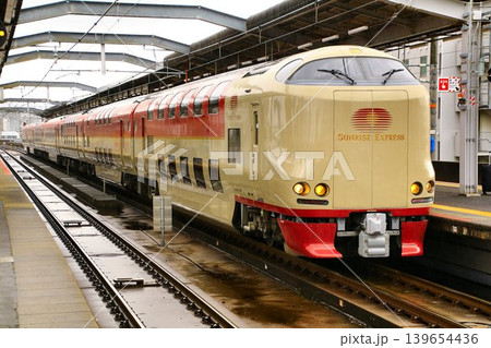 縁の糸を紡ぐ夜行列車は八雲立つ出雲国へ…『寝台特急サンライズ出雲』285系・出雲市駅 縁の糸を紡ぐ夜行列車は八雲立つ出雲国へ…『寝台特急サンライズ出雲』285系・出雲市駅 139654436